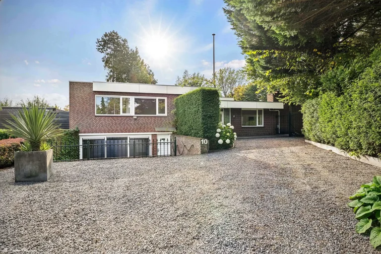 AI fotobewerking van exterieurwoning met verbeterde belichting en uitstraling