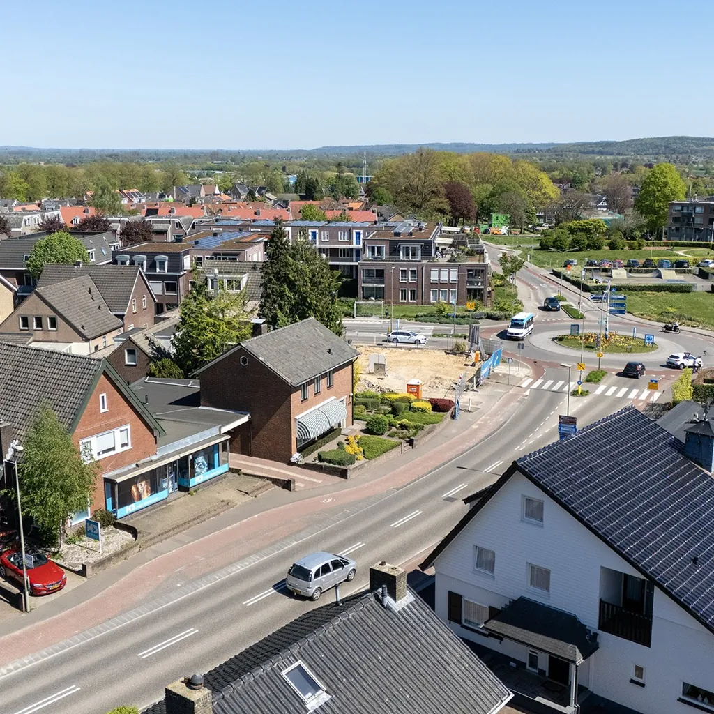Luchtfoto met drone van het pand en de omgeving in Groesbeek