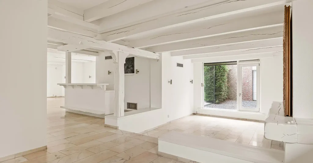 Lege woonkamer vóór AI fotobewerking vastgoed