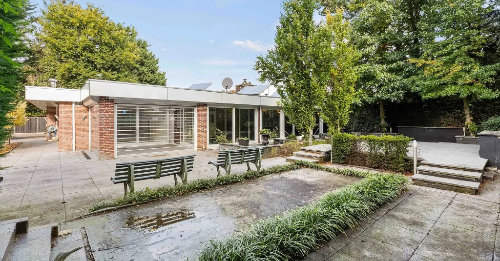 Achtertuin van woning vóór AI fotobewerking vastgoed