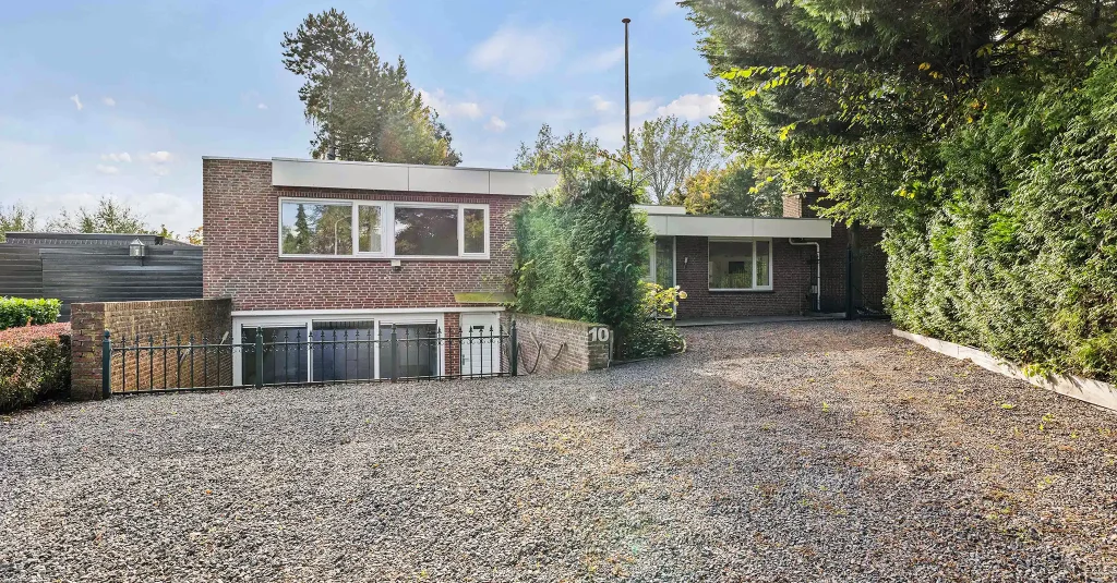 Originele vastgoedfoto van vrijstaande woning vóór AI fotobewerking