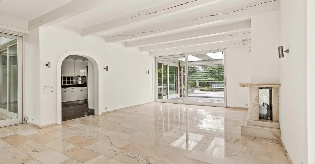 Lege woonkamer met haard vóór AI fotobewerking